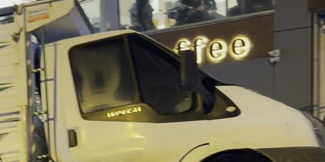 Makas atan maganda kadın polis memuruna çarptı