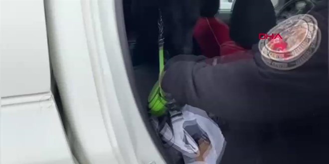 Narkotik köpeği 'Uzi', şofbene gizlenen çoraptaki uyuşturucuyu buldu