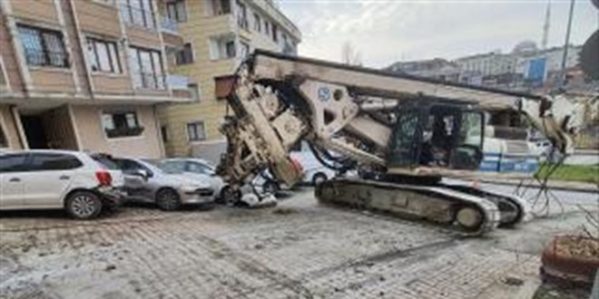 Zincir koptu, 200 tonluk iş makinesi yokuş aşağı sürüklendi