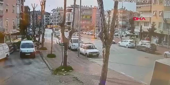 Halk otobüsü park halindeki araçlara çarpıp, kafeye girdi; 4 yaralı
