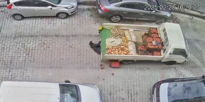 Kahreden anlar! Babasının kullandığı aracın altında kaldı