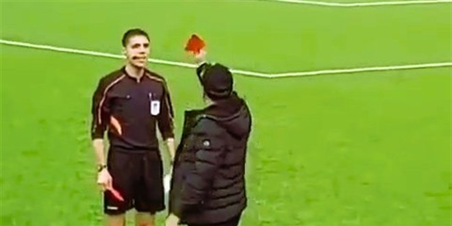 Yeşil sahada sıra dışı tepki! Bu kez yönetici hakeme kırmızı kart gösterdi