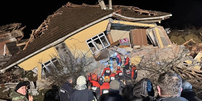 Sinop'ta heyelan: 3 ev yıkıldı, yaralılar var