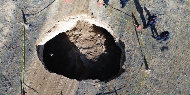Aksaray'da 15 metre derinliğinde obruk oluştu