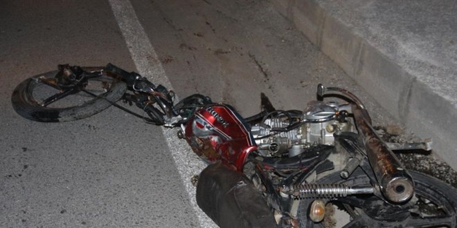 Hafif ticari araçla çarpışan motosikletteki 2 kişi hayatını kaybetti