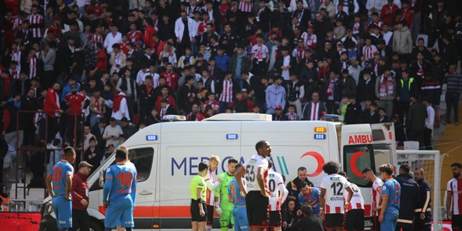 Sivasspor'da maçta sakatlanan iki oyuncu hastaneye kaldırıldı