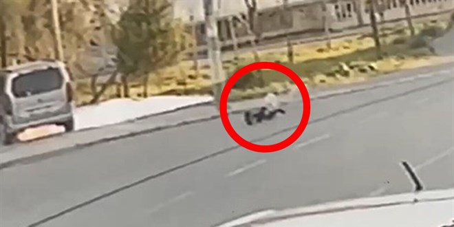 İzmir'de başıboş köpek dehşeti! Küçük çocuğa saldırdığı anlar kamerada