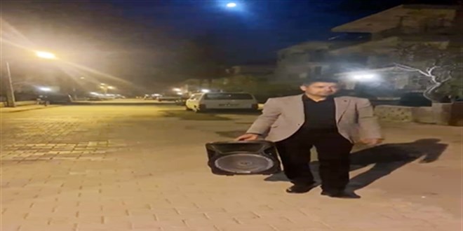 Davulcu gelmeyen mahallenin muhtarı hoparlör ile sahura kaldırıyor