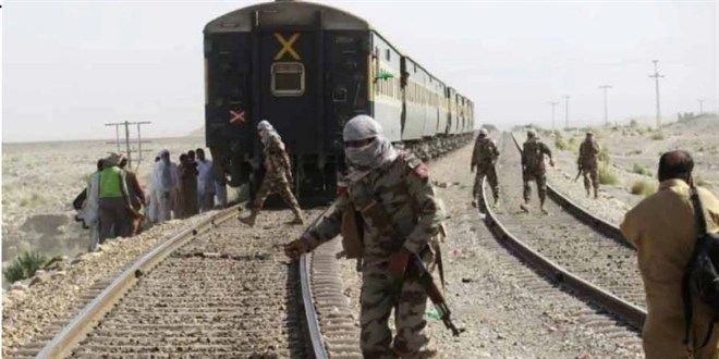 Pakistan'daki tren saldırısında ölü sayısı 31'e yükseldi