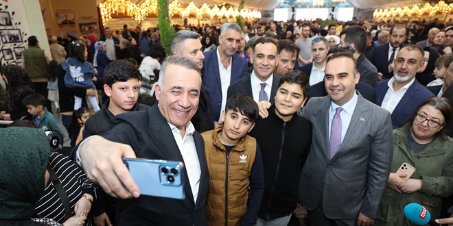 Sanayi Bakan� Kac�r, Sultangazi'de Vatanda�larla Bulu�tu