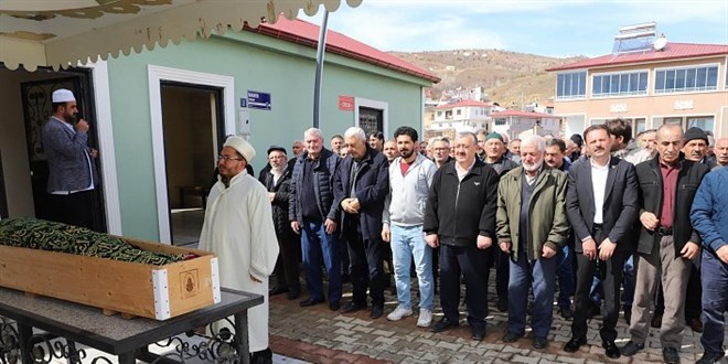 Annesinin cenazesinde kalbi dayanamad� hayat�n� kaybetti