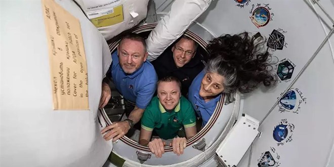 Uzayda 9 aydır mahsur kalan ABD'li astronotlar dünyaya dönüyor