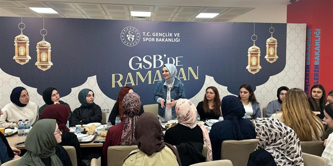 Bakan Göktaş öğrencilerle sahur yaptı