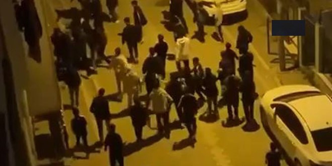 Filmleri aratmayacak görüntüler! Ellerinde sopalarla mahalle bastılar