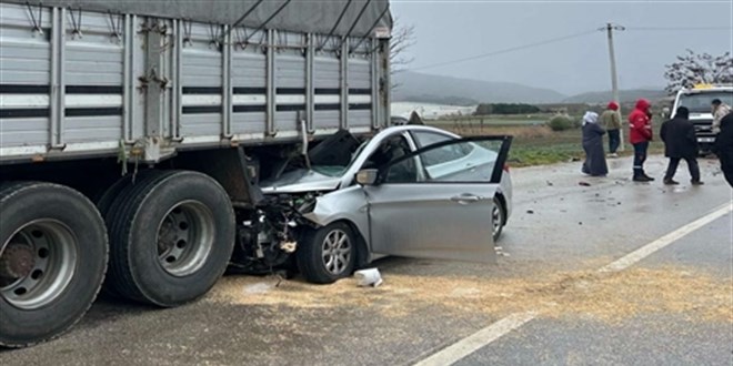 Otomobil, kamyonun altına girdi: 1 ağır yaralı