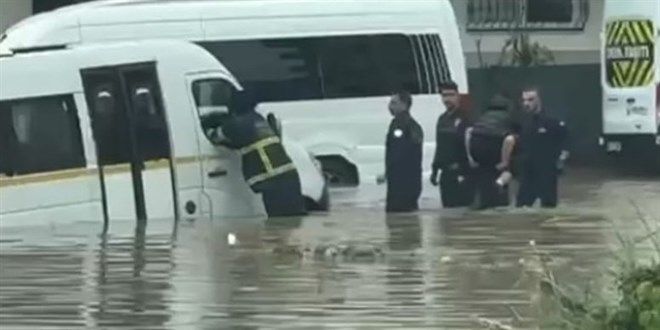Sel bastı... Öğrencileri itfaiye kurtardı