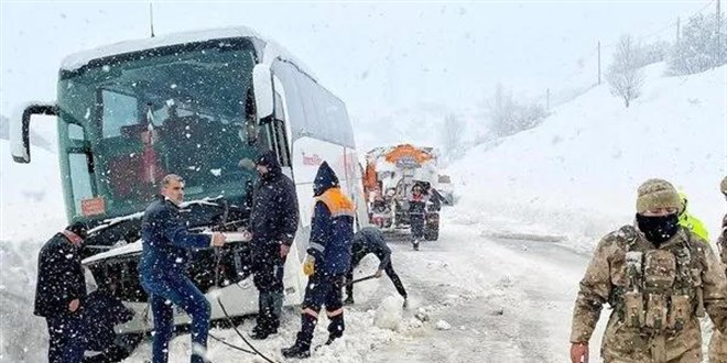 Yolcu Otobüsü Kara Saplandı: 22 Kişi Kurtarıldı