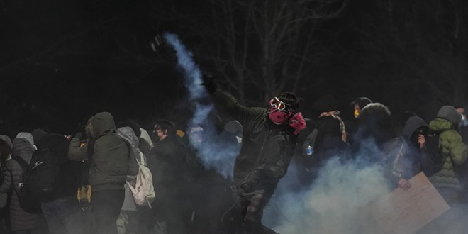 Başkentte izinsiz gösteride 1 polis başından yaralandı