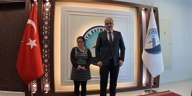 Kaymakamlıkta işe başlayan down sendromlu Kısmet'in bayrak hassasiyeti