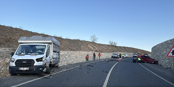 Uşak'ta otomobil ile kamyonet çarpıştı: 2 ölü, 1 yaralı