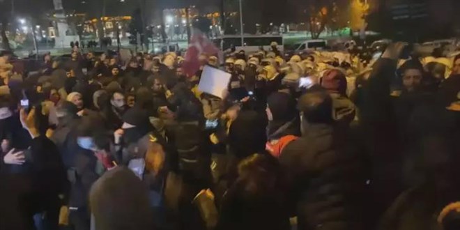 Saraçhane'de izinsiz gösteri yaparak polise saldıran gruba müdahale edildi