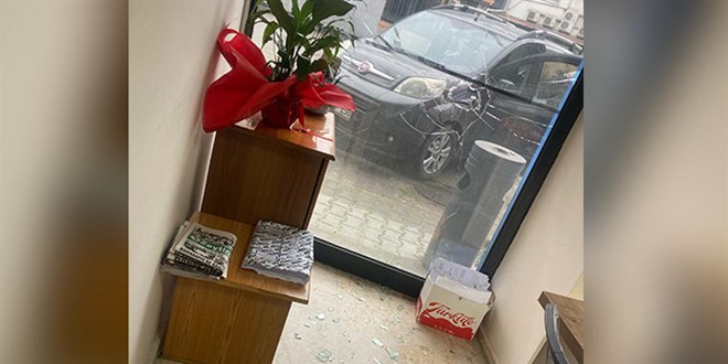 AK Parti Burhaniye İlçe Başkanlığı binasına taşlı saldırı