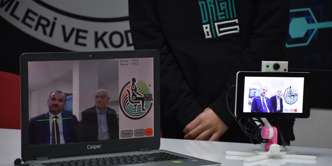 Öğrencilerden Yapay Zeka ile Duruş Bozukluklarına Çözüm
