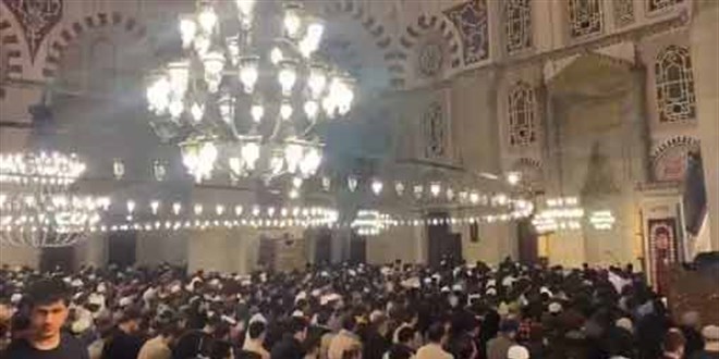 Saldırıya Uğrayan Şehzade Camii Teravih Namazında Doldu