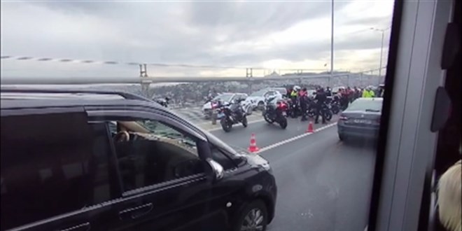 Şehitler Köprüsü'nde Trafik Kazası: 2 Polis Yaralı
