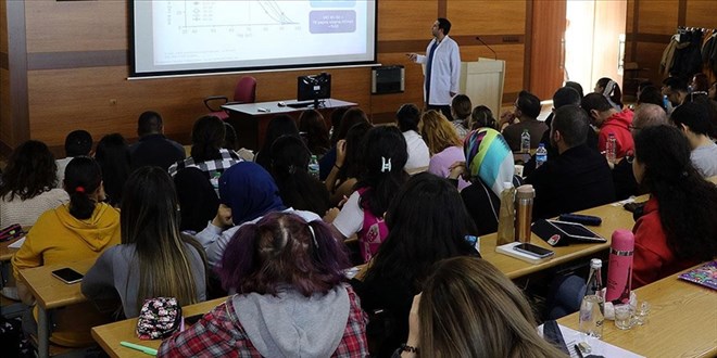 Üniversite Öğrencilerini, Eylemlere Yönlendiren Akademisyenler Mi?