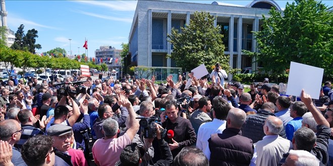 Saraçhane'de protestoculardan Özgür Özel'e tepki