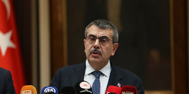 Bakan Tekin'den Eğitim-Sen Eylemlerine Tepki: Hukuki Adımları Atarız