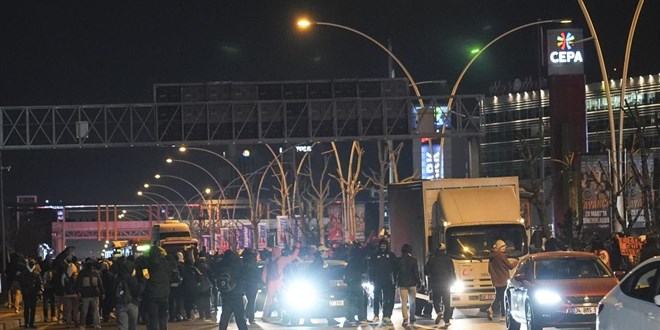 Başkentte izinsiz gösteriye müdahale eden 1 polis yaralandı
