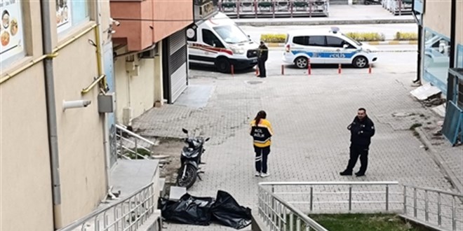 Balkondan Düşen Bankacı Hayatını Kaybetti