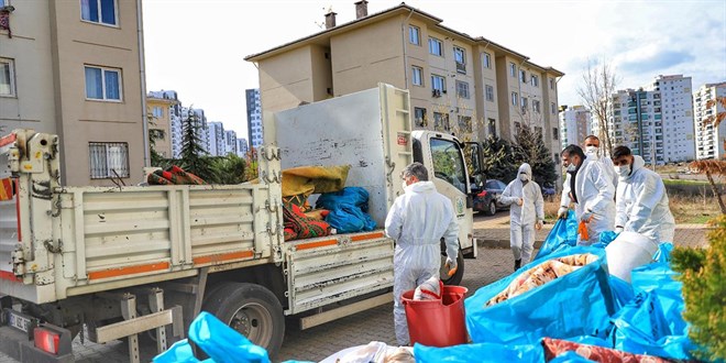 Kötü koku üzerine gidilen evden 1 kamyon çöp çıktı