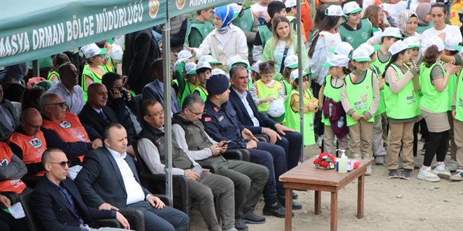Protokol koltuklarda oturdu, öğrenciler ayakta bekleyip diz çöktü