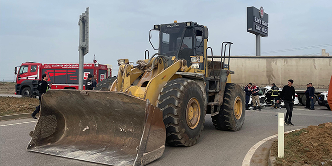 Gaziantep'te otomobil ile i� makinesi �arp��t�: 1 �l�, 4 yaral�