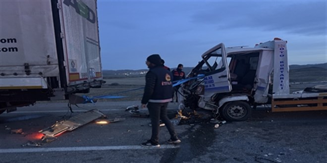 Sivas'ta Şarampole Devrilen Traktör Kazası: 3 Yaralı