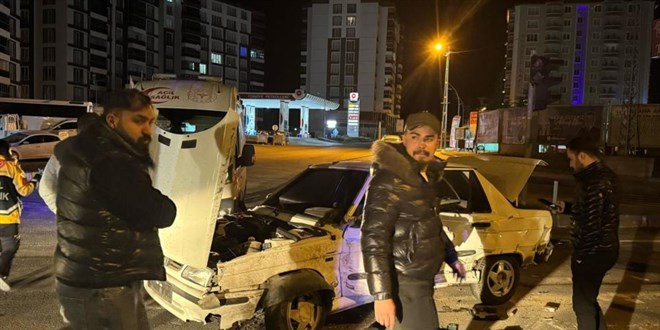 Nevşehir'de iki otomobil çarpıştı, yaralılar var