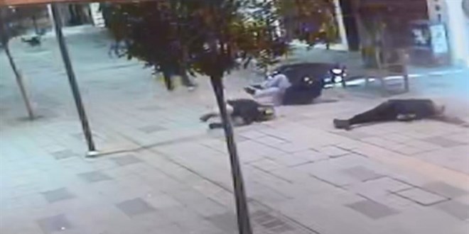 Başıboş köpeklerden kaçarken yayaya çarptı
