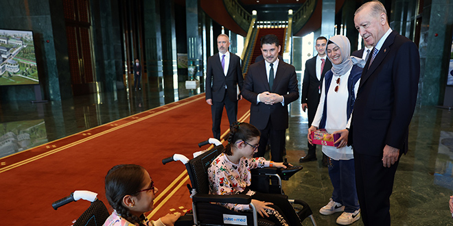 Erdoğan, kendisiyle görüşmek isteyen engelli iki çocuğu kabul etti