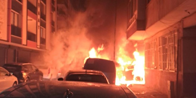Bahçelievler'de yanan 6 araç kullanılamaz hale geldi