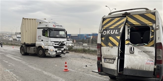 Gebze'de TIR ve Servis Minibüsü Çarpıştı: 8 Yaralı