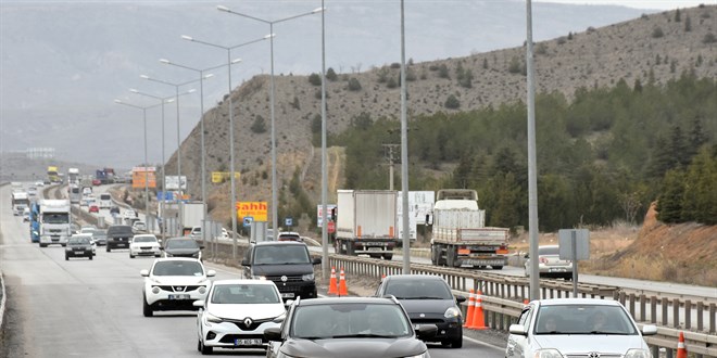 'Kilit Kavşak' Kırıkkale'de bayram trafiği yoğunluğu başladı