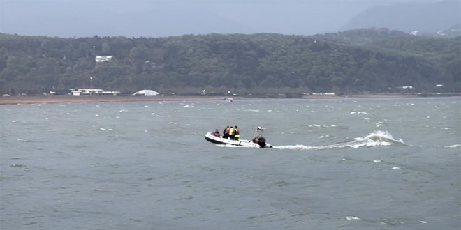 Şiddetli rüzgar kanoyu alabora etti: Göle düşen 2 kişi kayıp