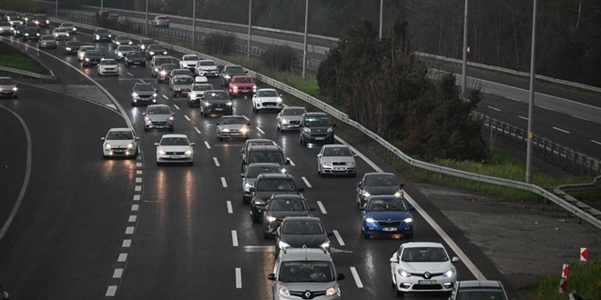 Yollarda bayram tatili hareketlili�i ya�an�yor