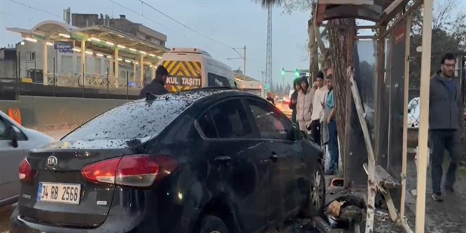 Bursa'da otomobil durakta bekleyen kişiye çarptı