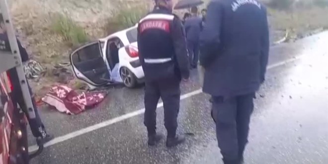 Antalya'da yolcu otobüsüyle çarpışan otomobildeki 2 kişi öldü
