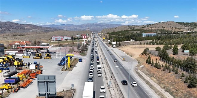 43 ilin geçiş güzergahında bayram günü yoğun trafik