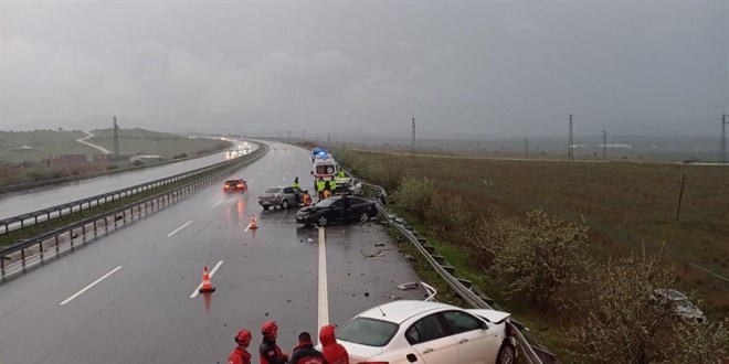 İstanbul-İzmir Otoyolu'nda zincirleme kaza: 2 ölü, 4 yaralı